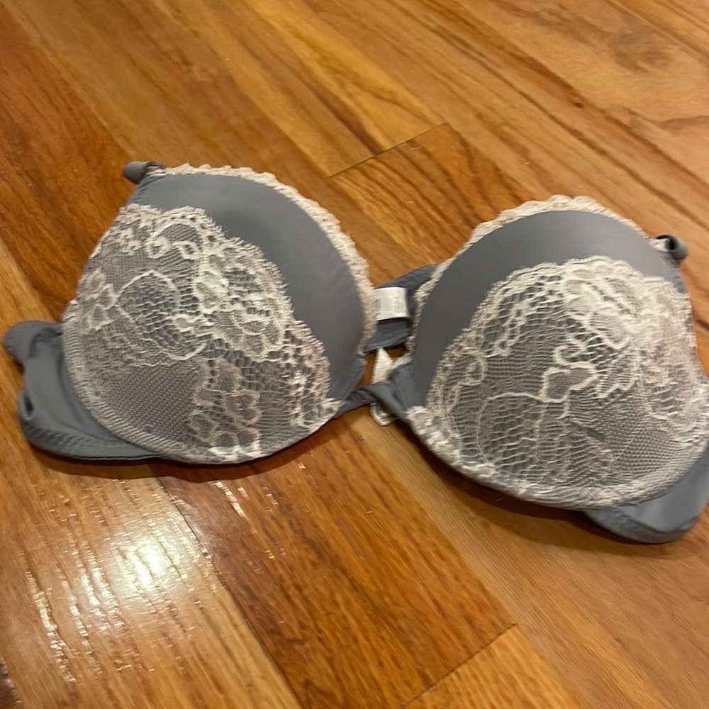 34C Marilyn Monroe Bra Lace Detail adjustable straps and back closure